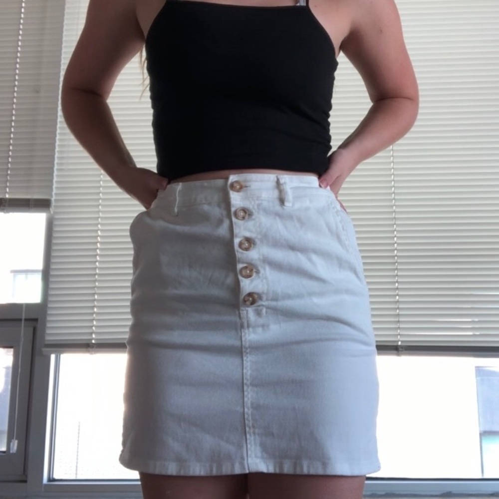 White canvas skirt with tortoise shell buttons